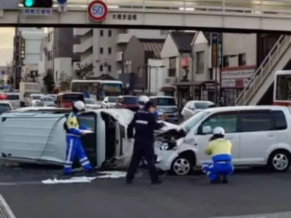 長崎市の交差点で３台玉突き ２人けが １台横転【一部規制解除】