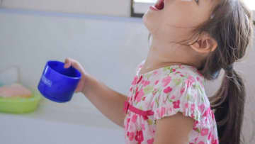 「うがい薬」は逆効果？ 専門医が指摘する“喉のバリア”の落とし穴　予防に一番いいのは「ただの水」