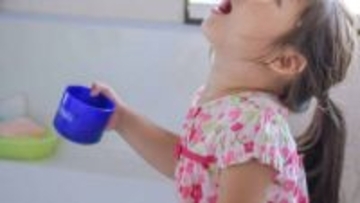 「うがい薬」は逆効果？ 専門医が指摘する“喉のバリア”の落とし穴　予防に一番いいのは「ただの水」