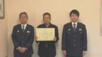 新聞配達中の“とっさの判断”「手が冷え切ってるから救急車呼ばないと」　夜明け前の畑に裸足で立つ高齢男性を発見し保護した男性に警察から感謝状【長崎・平戸市】