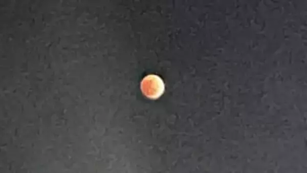 【皆既月食】長崎の夜空にくっきり　神秘の「赤銅色」に染まる皆既月食、絶好の条件で観測中