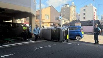 【速報】長崎市浜口町で衝突事故　車が横転し男性が一時閉じ込め　原爆資料館バス停付近