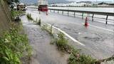 「水道管破裂か？国道が冠水 片側交互通行の交通規制　周辺の約30世帯では断水も 長崎県佐世保市」の画像1