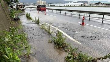 水道管破裂か？国道冠水　片側交互通行　長崎県佐世保市