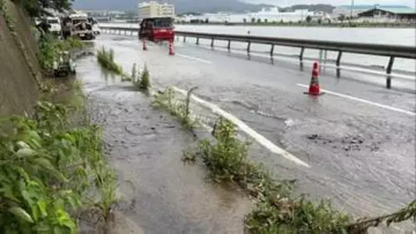 水道管破裂か？国道が冠水 片側交互通行の交通規制　周辺の約30世帯では断水も 長崎県佐世保市