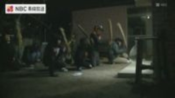 玄関先で石や木を地面にたたきつけ祝い唄　対馬の伝統行事「亥の子」