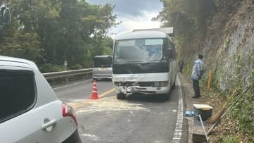 【更新】サッカークラブの中学生乗せたマイクロバス衝突事故　3人搬送　長崎・雲仙市