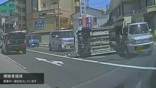 ドラレコが捉えた衝突の瞬間「音がドンとなってパッと見たら車が横転していた」国道で車3台絡む事故　2人搬送　長崎・佐世保