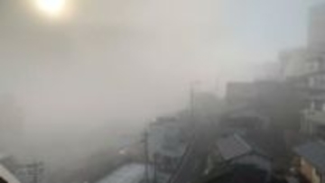 長崎市が濃霧で「真っ白」視界1キロに　JRが霧でダイヤに遅れ　午後は黄砂にも注意