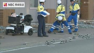 中型トラックと国道の路側帯付近を進行していた電動車いすが衝突　88歳の女性が意識不明の重体