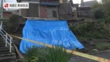 住宅の土台が崩落、フェンスごと空き地へ流入　前日からの雨が影響か　長崎市西坂町