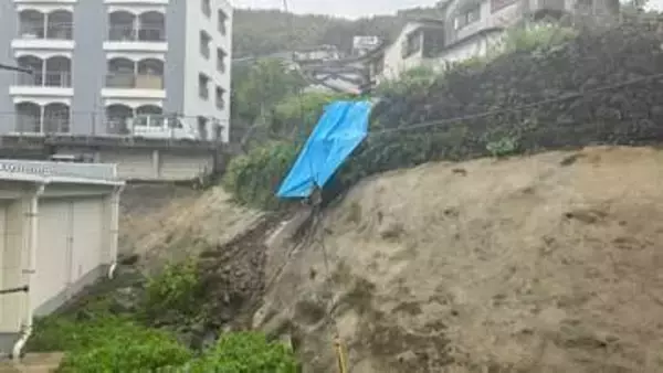 長崎市で建物裏ののり面が崩れる　幅5メートル高さ6メートルにわたり