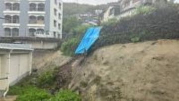 長崎市で建物裏ののり面が崩れる　幅5メートル高さ6メートルにわたり
