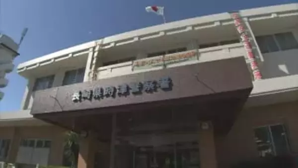 「玄関横の小窓から煙が」共同住宅で火災