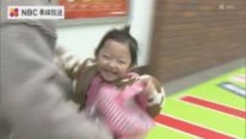 年末の帰省ラッシュがピーク　家族との再会に笑顔　JR長崎駅