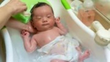赤ちゃんを「浴槽の蓋の上に寝かせる」は絶対ダメ！ 入浴・沐浴中の落下事故5年で78件　国民生活センターが注意喚起