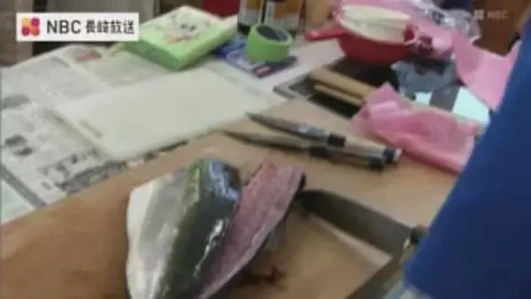 ギンガメアジをホイル焼きに　小学校で水産教室開催　長崎県五島市