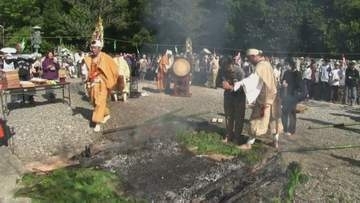 裸足で燃え残った火の上を歩く「火渡り」　五島市・大宝寺で無病息災など祈願