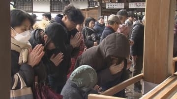 家族の健康や受験合格、自身の成長などを願って　雪がちらつく中で初詣