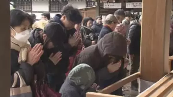 家族の健康や受験合格、自身の成長などを願って　雪がちらつく中で初詣