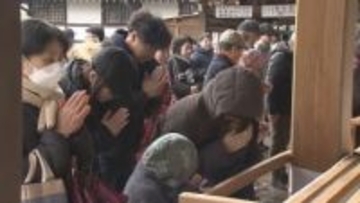 家族の健康や受験合格、自身の成長などを願って　雪がちらつく中で初詣