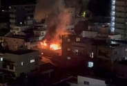 【速報】「屋上から炎が見えます」長崎市中心部で未明に建物火災　約40分後に鎮圧　住人の逃げ遅れなし