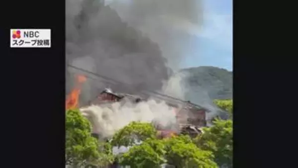 2階建て住宅から立ち上がる炎…長崎県東彼杵町で住宅火災（12日午前11時30分現在）