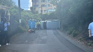 スピード出した下り坂で横転、そのまま滑走…和仁会病院前の坂道で軽乗用車同士の衝突事故【長崎市】