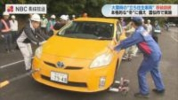 雪道で立ち往生した車を移動させる訓練　河川国道事務所や建設会社が参加　「雪シーズンは冬タイヤやチェーン装着を」
