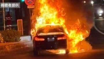 激しい炎「前の車の下から火が」乗用車が全焼　けが人なし【長崎・佐世保】