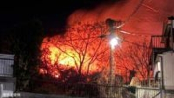 【速報】放火の可能性も　近所の男性から事情聴取　長崎市日の出町で空き家全焼