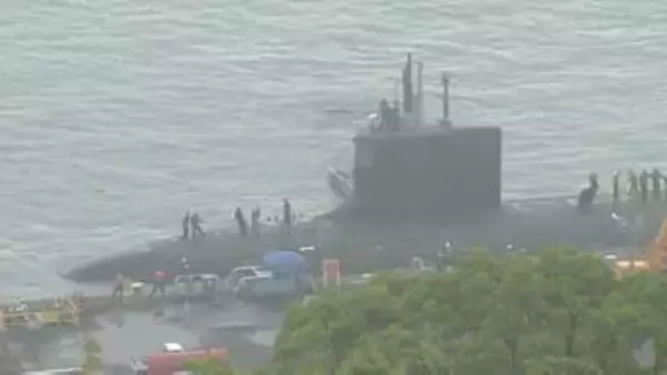アメリカ海軍の原子力潜水艦「ミシシッピ」　長崎県佐世保を出港