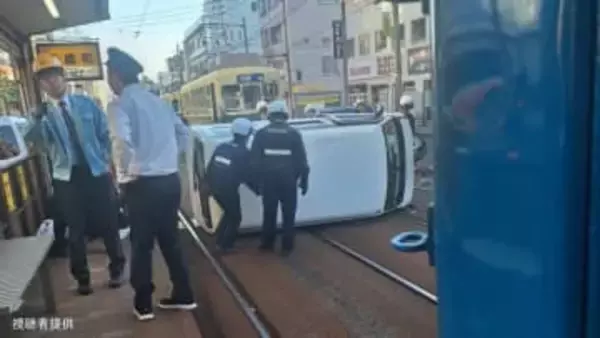 【速報】長崎市千歳町電停前で車が横転　路面電車が赤迫〜浦上車庫間で運行見合わせ　夕方の通勤・通学に影響か