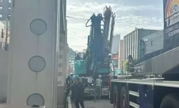 繁華街の道路でショベルカーのキャタピラーが脱輪　一時交通規制　長崎市