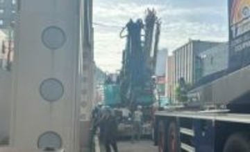 繁華街の道路でショベルカーのキャタピラーが脱輪　一時交通規制　長崎市