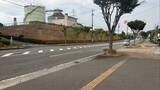 「コンビニ駐車場に停車中・バックで車道を越え反対車線の歩道へ乗り上げ」の画像1