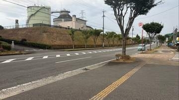 コンビニ駐車場に停車中・バックで車道を越え反対車線の歩道へ乗り上げ