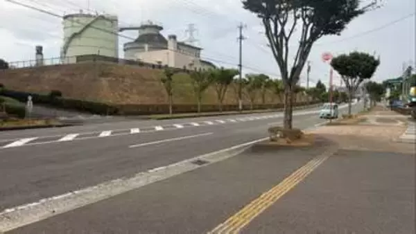 コンビニ駐車場に停車中・バックで車道を越え反対車線の歩道へ乗り上げ