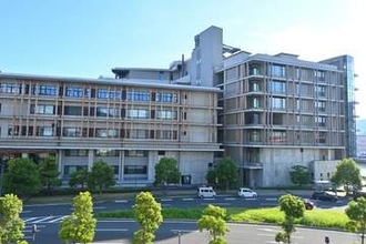 逮捕の県職員は薬剤師…知事が謝罪コメント　隣家の女性をドアこじ開け蹴った疑い【長崎県】