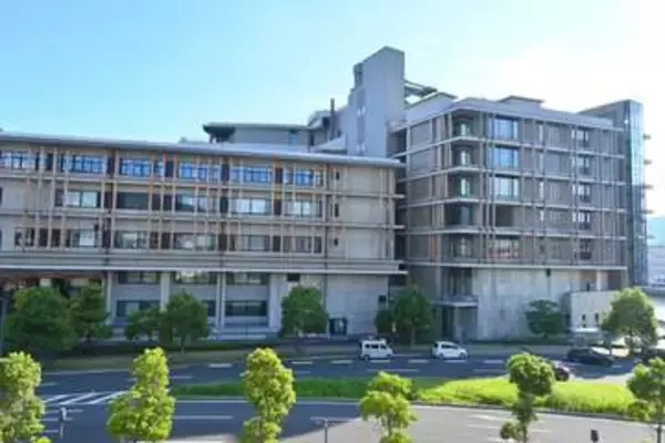 逮捕の県職員は薬剤師…知事が謝罪コメント　隣家の女性をドアこじ開け蹴った疑い【長崎県】