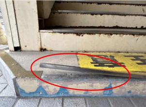 駅舎内階段の滑り止め用金具の一部が約5センチ浮き上がる　引っかかった利用客が転倒し頭などにけが　JR長崎本線・高田駅