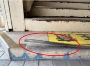 駅舎内階段の滑り止め用金具の一部が約5センチ浮き上がる　引っかかった利用客が転倒し頭などにけが　JR長崎本線・高田駅