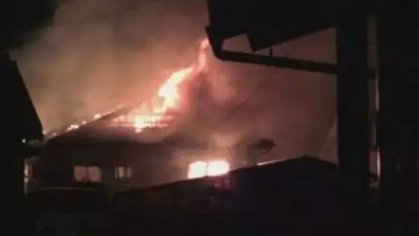 五島市で未明に火事　4人就寝中の家にも延焼し2棟がほぼ全焼…逃げ出して無事