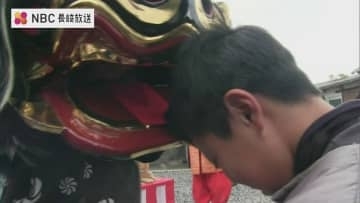 「頭良くなる」獅子にガブリ　担い手不足も帰省した息子が活躍　正月の伝統行事「獅子こま舞」【長崎】