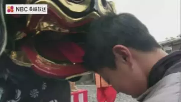 「頭良くなる」獅子にガブリ　担い手不足も帰省した息子が活躍　正月の伝統行事「獅子こま舞」【長崎】
