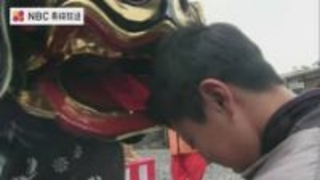 「頭良くなる」獅子にガブリ　担い手不足も帰省した息子が活躍　正月の伝統行事「獅子こま舞」【長崎】