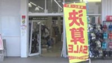 【画像あり】靴店のドアに車突っ込む　80代男性が運転「アクセルとブレーキを踏み間違えた」長崎・佐世保市