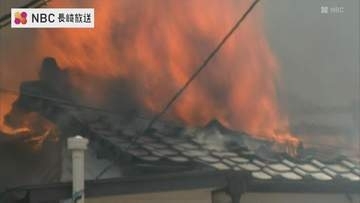 佐世保市吉岡町で民家火災　激しい炎あげ隣接する建物に燃え移る