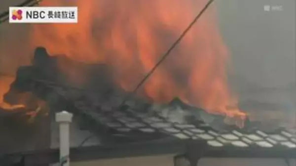 佐世保市吉岡町で民家火災　激しい炎あげ隣接する建物に燃え移る