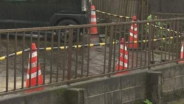 壊れた柵の隙間から転落の可能性　小学生男児が増水した川に転落　1.2キロ下流の岸につかまり救助　長崎市